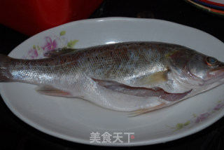 清蒸鲈鱼的做法步骤：1