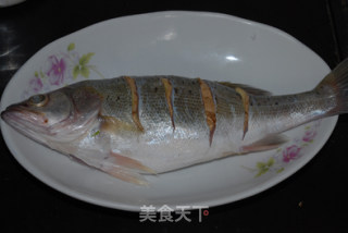 清蒸鲈鱼的做法步骤：2
