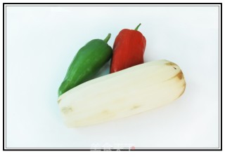 赏心悦目的青红椒炒藕丝的做法步骤：1