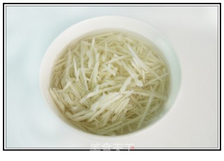 赏心悦目的青红椒炒藕丝的做法步骤：4