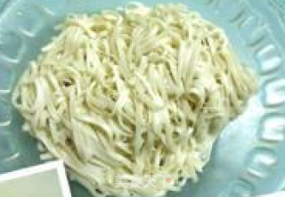 巧吃剩面条——酥炸面条块儿的做法步骤：1