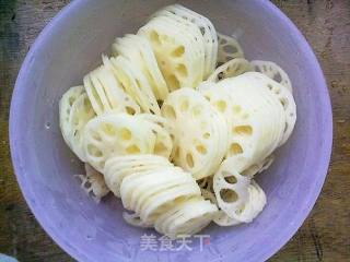 葱香莲藕片的做法步骤：1
