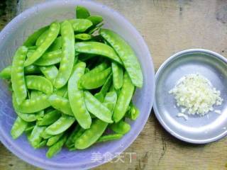 蒜茸荷兰豆的做法步骤：1