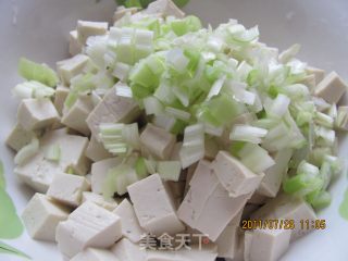 小葱拌豆腐的做法步骤：2