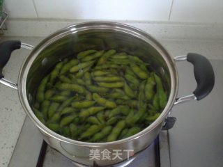 水煮毛豆的做法步骤：1