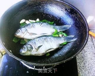 豆瓣鲫鱼的做法步骤：4