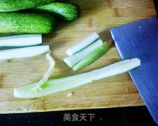素炒瓜条的做法步骤：2