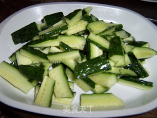 清脆爽口的糖醋黄瓜条的做法步骤：1