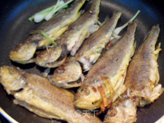 【湘菜】-------喝着啤酒吃着--甜辣黄鱼的做法步骤：5
