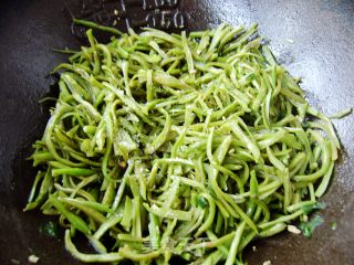 健康早餐----豆角丝浇米饭的做法步骤：5
