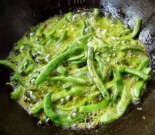 家常小炒----干煸豆角的做法步骤：2