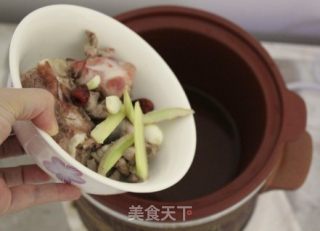 筒骨萝卜海带汤的做法步骤：2