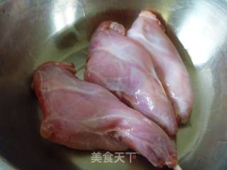 【湘菜】孜然椒香兔腿块的做法步骤：1