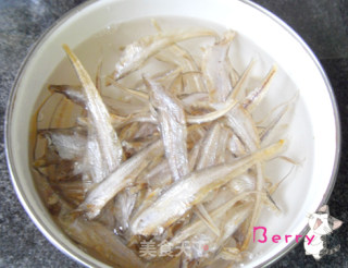 【徽菜】——————辣味小毛鱼的做法步骤：2