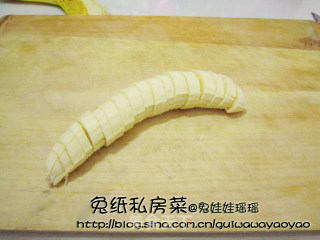 【兔纸私房菜】夏天一款健康瘦身的沁心冰饮——香蕉COCO奶昔的做法步骤：2