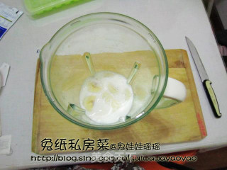 【兔纸私房菜】夏天一款健康瘦身的沁心冰饮——香蕉COCO奶昔的做法步骤：3