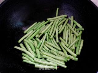 干煸豆角的做法步骤：3