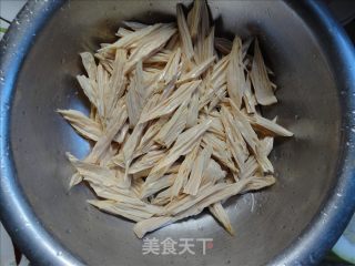 青红椒炒腐竹的做法步骤：1
