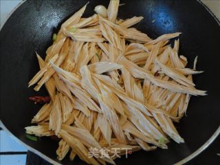青红椒炒腐竹的做法步骤：5
