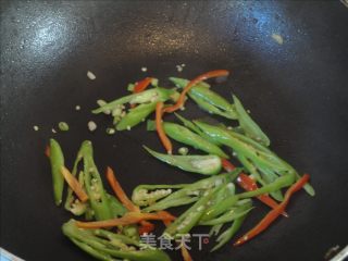 青红椒炒腐竹的做法步骤：6