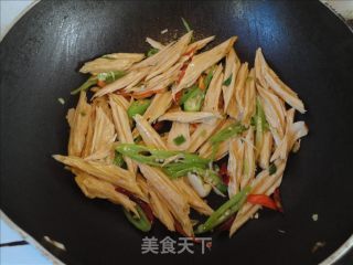 青红椒炒腐竹的做法步骤：7
