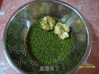 解暑良品－－绿豆百合汤的做法步骤：1
