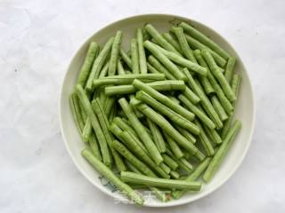 炒豆角的做法步骤：1