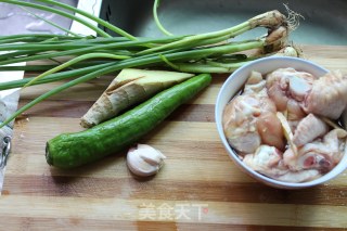 葱爆鸡翅的做法步骤：1