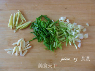 【徽菜】红烧鱼尾 （家常菜）的做法步骤：1