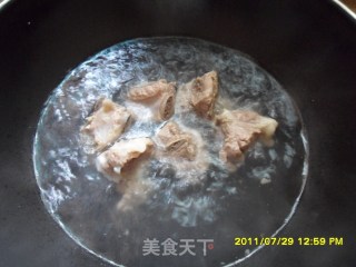 龙骨煲营养汤的做法步骤：2