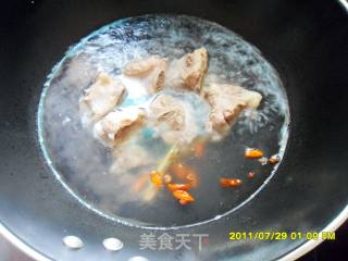 龙骨煲营养汤的做法步骤：4