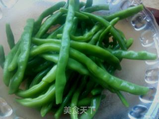 蒜泥拌豆角的做法步骤：2