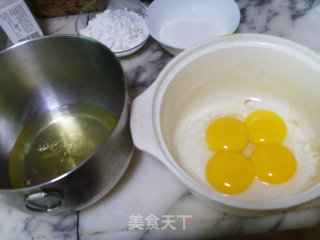黄金海绵蛋糕的做法步骤：2