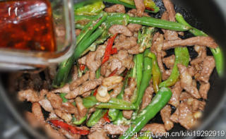 扒饭能手—青椒豆豉肉丝，它来啦！！的做法步骤：11
