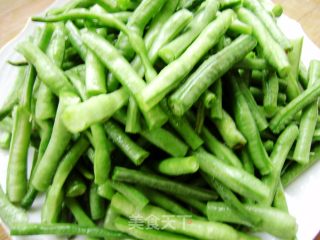 家常菜----豇豆红辣椒丝的做法步骤：1