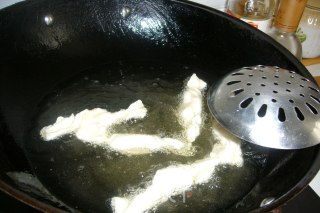 第一次尝试做炸香蕉糖果的做法步骤：7