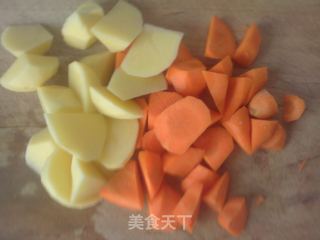 西红柿土豆胡萝卜炖牛肉的做法步骤：1
