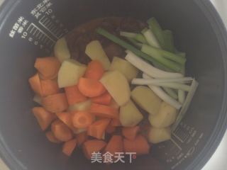 西红柿土豆胡萝卜炖牛肉的做法步骤：5