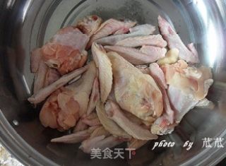 青椒鸡块 （荤素搭配）的做法步骤：1