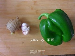 青椒鸡块 （荤素搭配）的做法步骤：2
