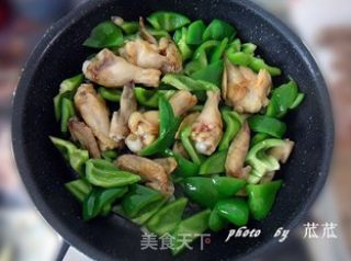 青椒鸡块 （荤素搭配）的做法步骤：5