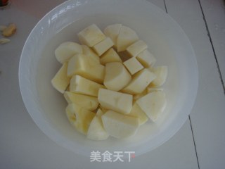 土豆爱上肥猪脚的做法步骤：1