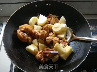 土豆爱上肥猪脚的做法步骤：2
