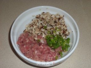 油豆腐嵌肉煮粉丝的做法步骤：2
