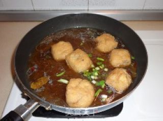 油豆腐嵌肉煮粉丝的做法步骤：9