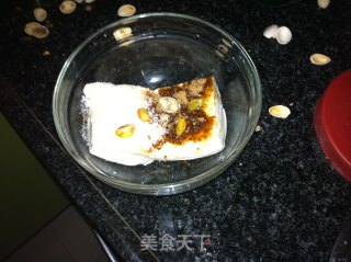 小黑与小白的幸福生活—糖拌豆腐的做法步骤：2