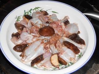 香菇田鸡的做法步骤：9