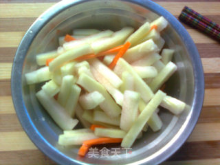 简单夏日小菜——麻酱西瓜皮的做法步骤：2