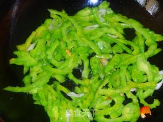 彩椒苦瓜炒鸡蛋的做法步骤：11