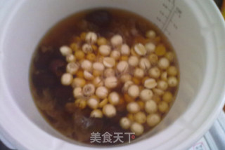 冰糖银耳莲子羹的做法步骤：7
